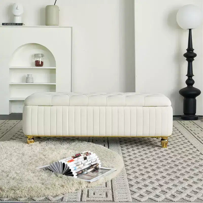 Banquette repose-pieds rectangulaire de rangement capitonnée beige avec broderie dorée, 1 place