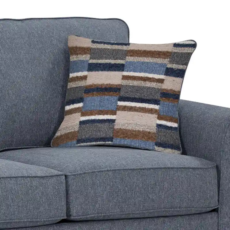Divano blu con braccioli arrotondati e cuscini decorativi – 3 posti